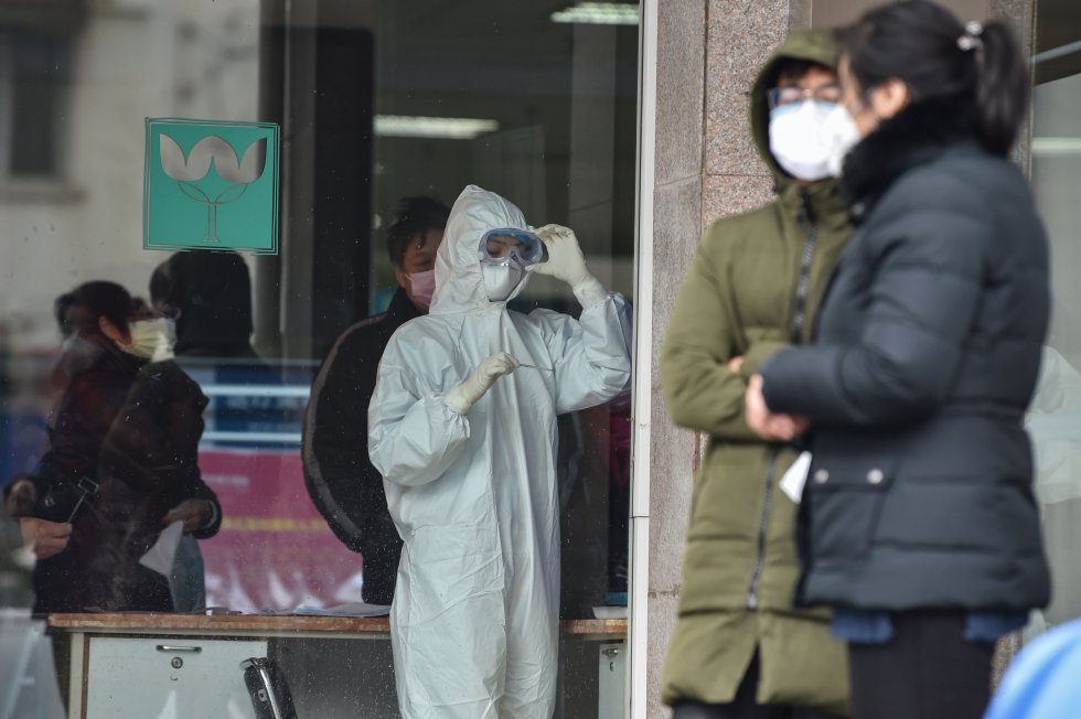 Wuhan | Personal sanitario comprueba la temperatura en un termómetro. Wuhan | Personal sanitario comprueba la temperatura en un termómetro.