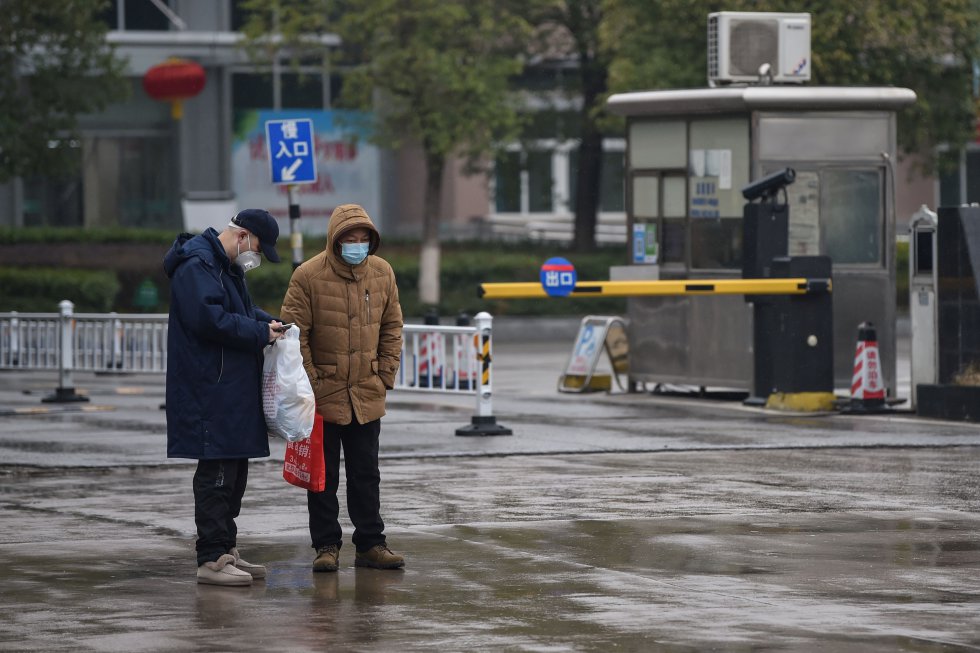 Wuhan | Dos hombres en las calles de la ciudad. Wuhan | Dos hombres en las calles de la ciudad.