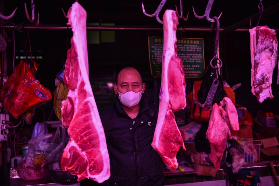 Wuhan | Un carnicero de un mercado de la ciudad. Wuhan | Un carnicero de un mercado de la ciudad.