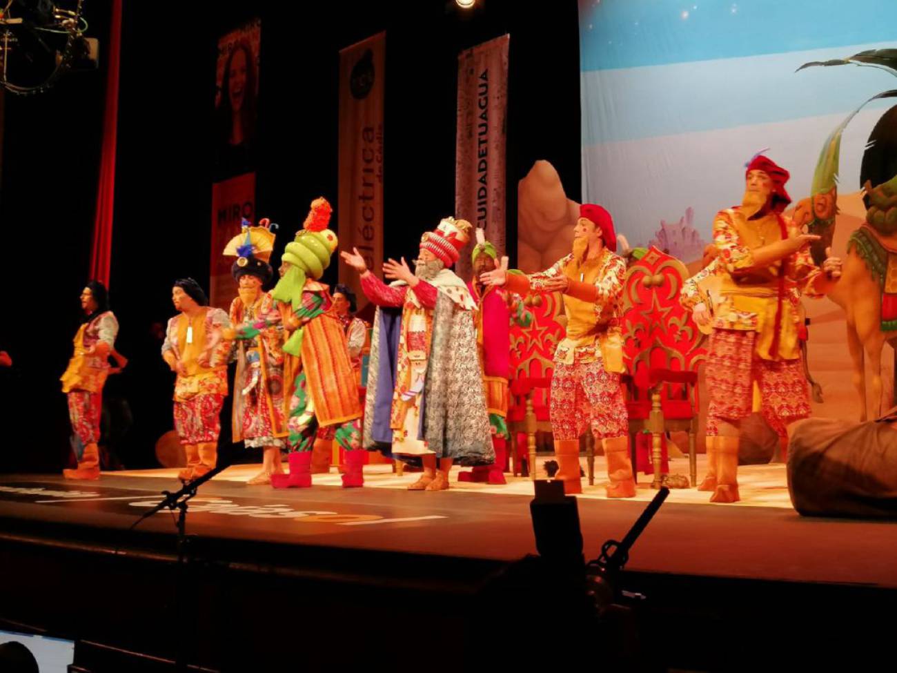 Los Molina Y Julio Pardo Levantan La Sexta Sesion Del Concurso Radio Cadiz Carnaval De Cadiz Cadena Ser los molina y julio pardo levantan la