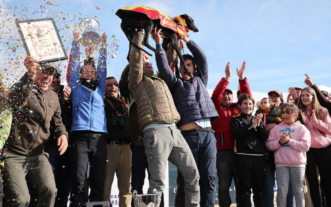 Los propietarios de Liosa celebran el triunfo en el Campeonato de Galgos