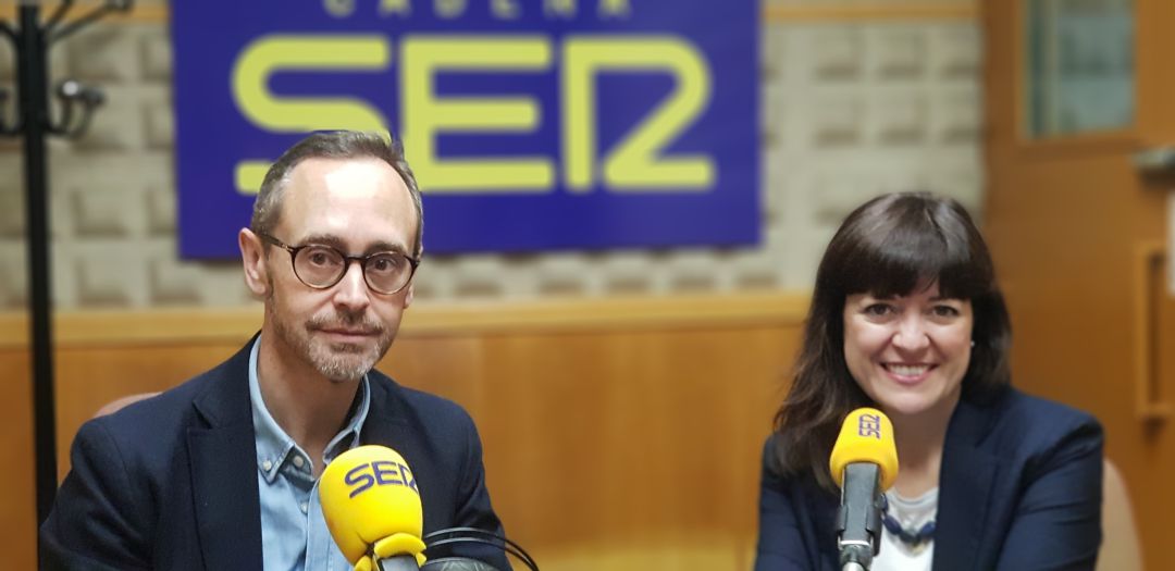 Antonio Blanco y Guillermina Bastida, en los estudios de Radio Asturias 