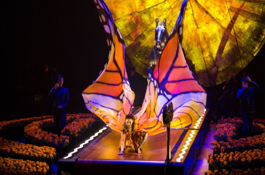 Imagen de uno de los números iniciales del espectáculo Luzia del Circo del Sol