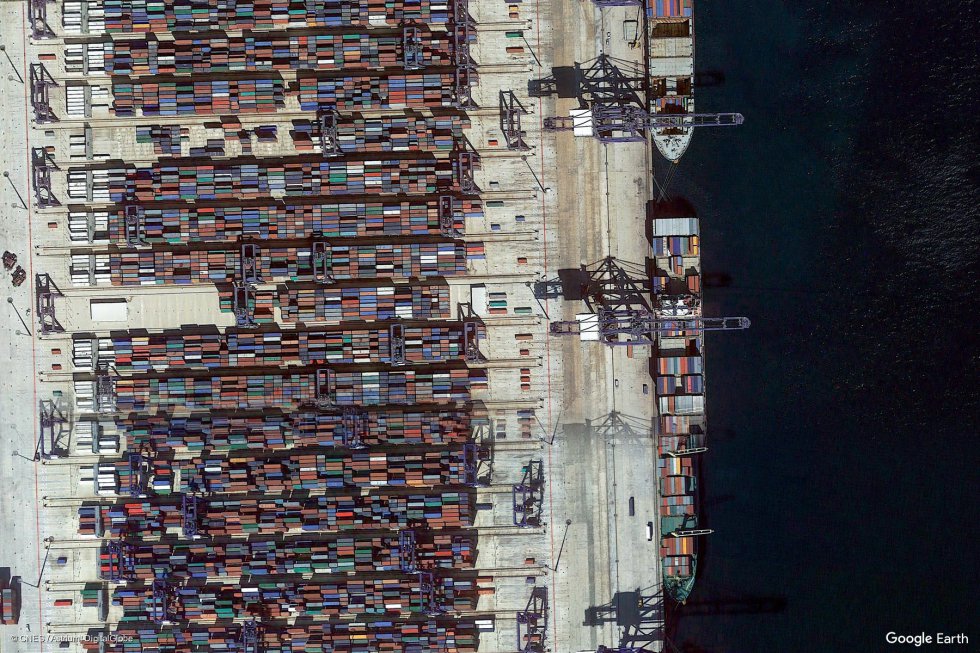 Algeciras (Cádiz). Su puerto es el primero de España en tráfico total de mercancías y el sexto de toda Europa en transporte de contenedores. Algeciras (Cádiz). Su puerto es el primero de España en tráfico total de mercancías y el sexto de toda Europa en transporte de contenedores.
