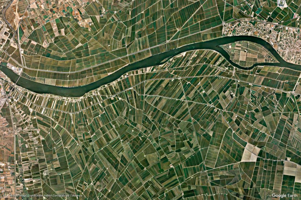 Amposta (Tarragona). La capital de la comarca del Montsiá, la más meridional de Cataluña, se sitúa a 8 metros de altitud a orillas del río Ebro. Amposta (Tarragona). La capital de la comarca del Montsiá, la más meridional de Cataluña, se sitúa a 8 metros de altitud a orillas del río Ebro.