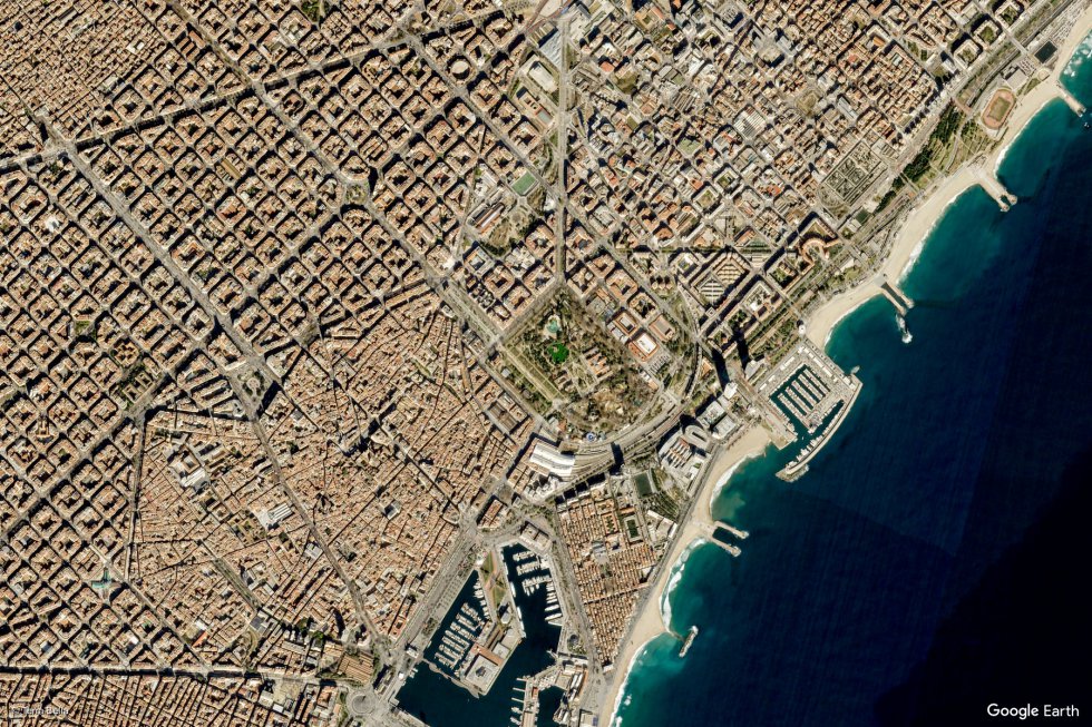 La imagen de satélite ha captado el urbanismo en cuadrícula de Barcelona. La imagen de satélite ha captado el urbanismo en cuadrícula de Barcelona.