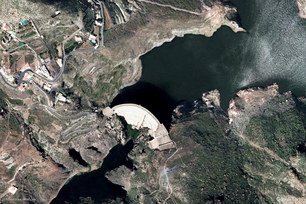 Mogán (Las Palmas, Gran Canaria). En la imagen, el embalse de Soria y su presa, la mayor de las Islas Canarias. Mogán (Las Palmas, Gran Canaria). En la imagen, el embalse de Soria y su presa, la mayor de las Islas Canarias.
