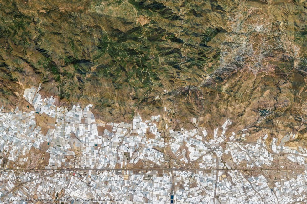 Vícar (Almería), en el poniente almeriense, con la Sierra de Gádor destacada. Vícar (Almería), en el poniente almeriense, con la Sierra de Gádor destacada.