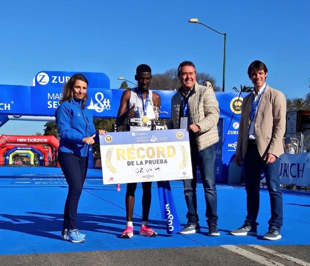 Un corredor keniata y una corredora ugandesa vencen en el maratón de Sevilla y baten el record de la prueba