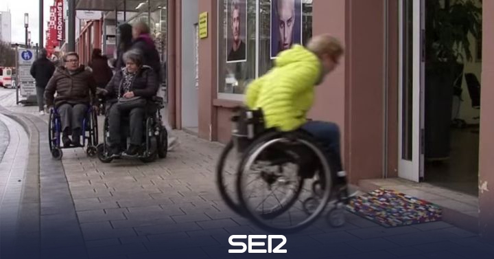 A woman in a wheelchair creates ramps from Lego pieces to gain access to shops |  International