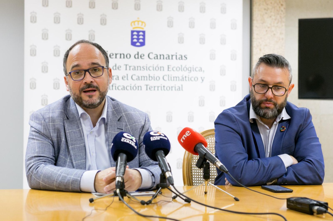 José Antonio Valbuena (i) junto a Miguel Ángel Pérez (d) durante la presentación de la Estrategia Canaria contra el Plástico que prohibirá los de un solo uso a partir del año 2021