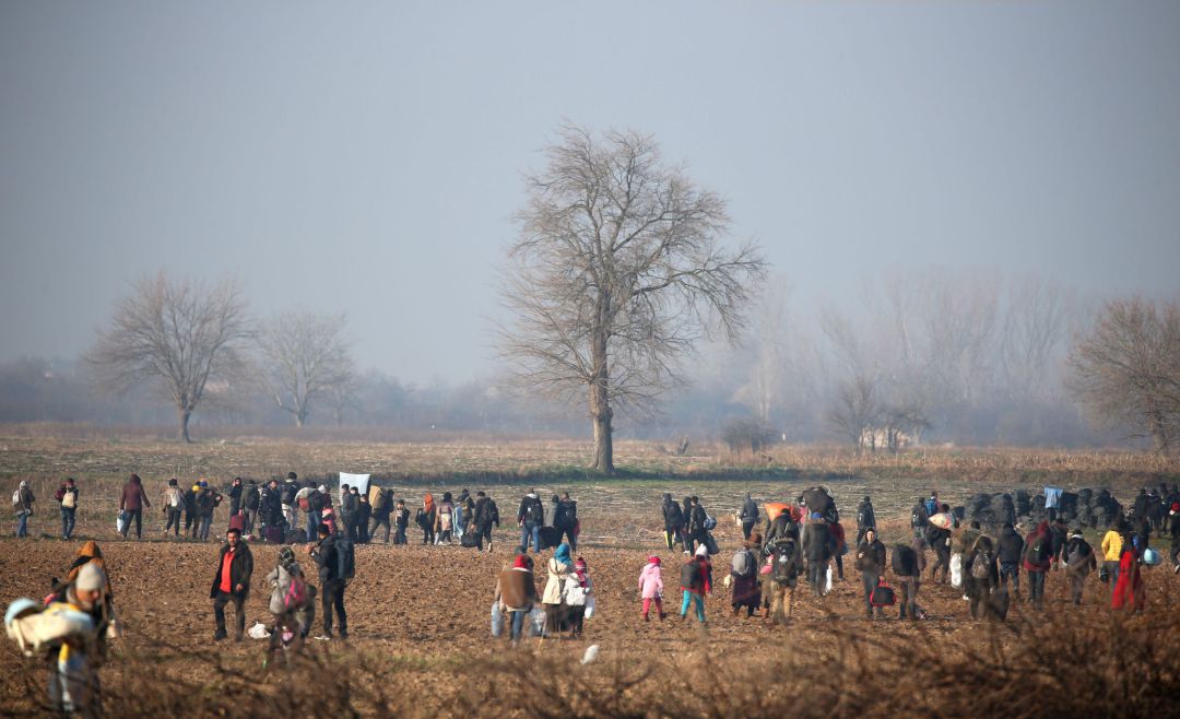 Cientos de personas migrantes atraviesan la frontera entre Grecia y Turquía intentando llegar a Europa desde Edirne, en Turquía. 