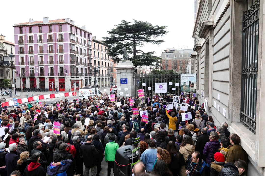La plataforma Revuelta de Mujeres en la Iglesia se concentra junto a la catedral de la Almudena, en Madrid