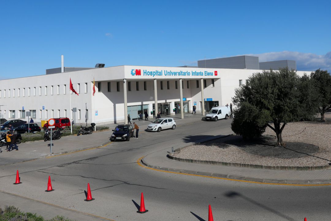 Automóviles se encuentran estacionados en la puerta del Hospital Universitario Infanta Elena ubicado en Valdemoro (Madrid) donde un hombre con patologías previas ha fallecido con coronavirus, en Madrid 