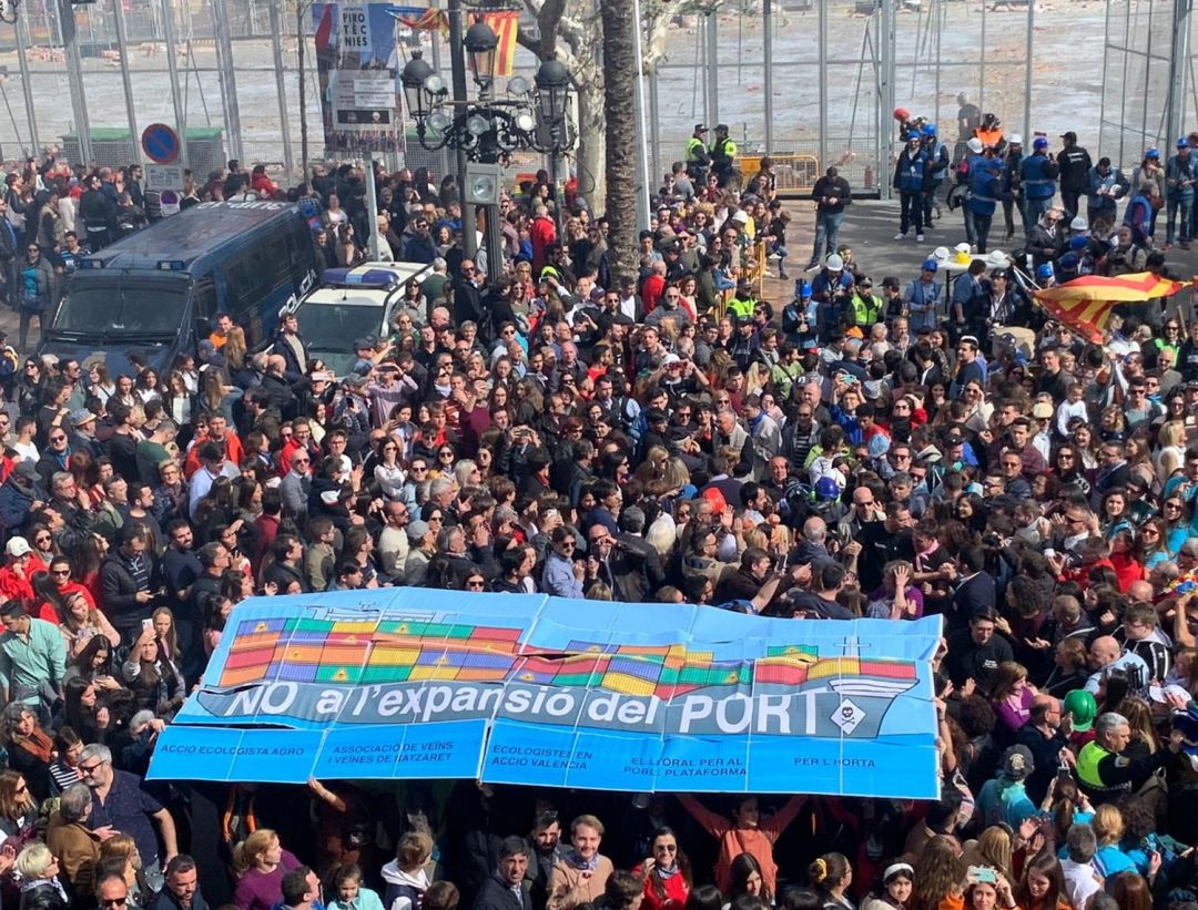 Pancarta de cinco metros de ancho por tres de alto que ha desplegado la comisión Ciutat-Port en la mascletà del 7 de marzo.