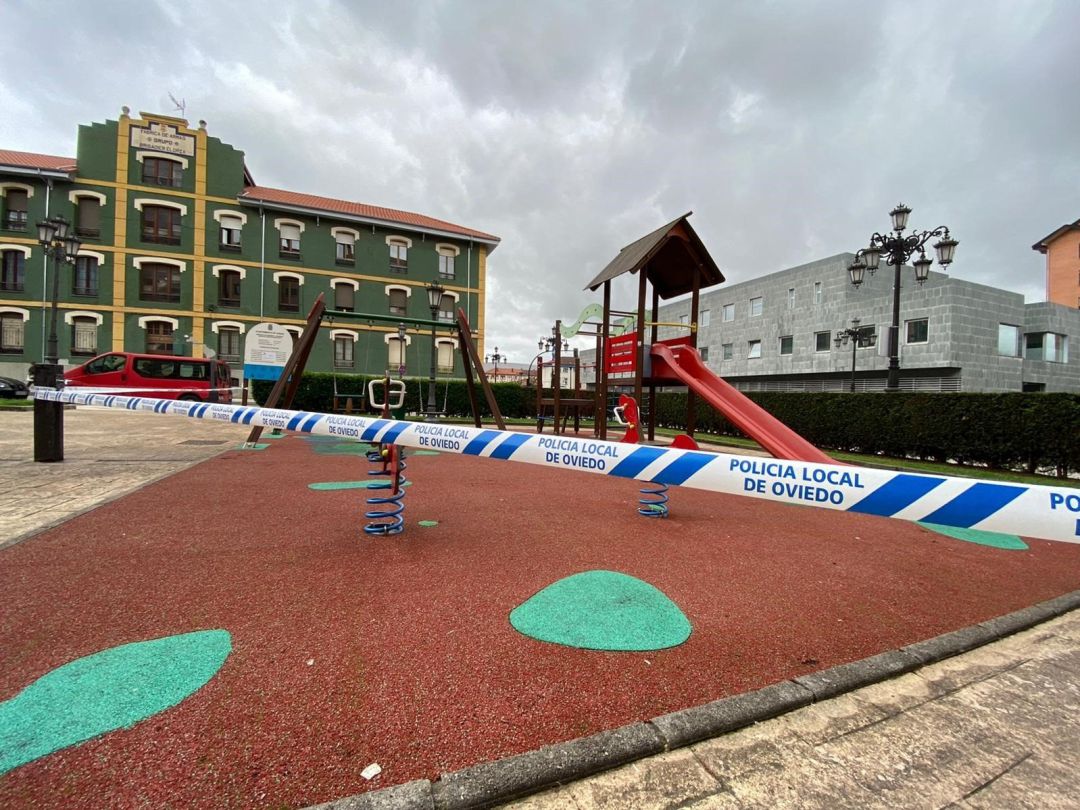 Los ayuntamientos cierra los parques infantiles, como el de la imagen en Oviedo.