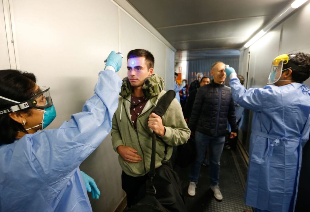 Controles sanitarios a pasajeros a su llegada al aeropuerto internacional Jorge Chávez de Lima por el coronavirus