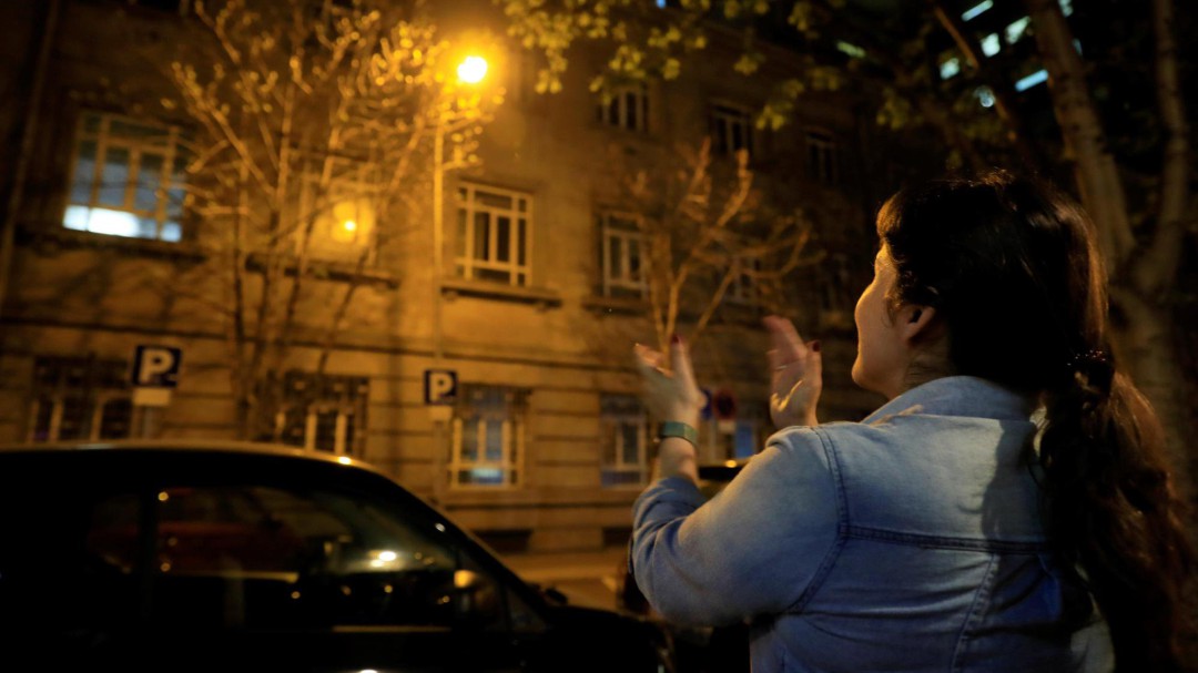 Miles de españoles homenajean a los profesionales sanitarios con una emotiva ovación desde sus balcones