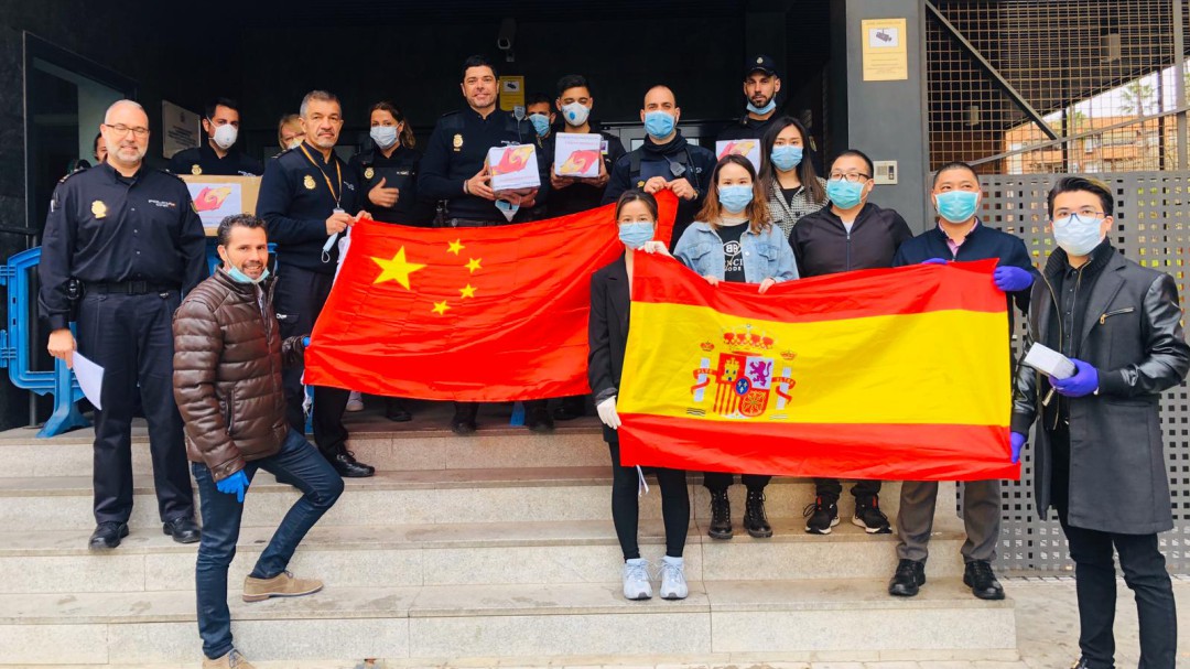La comunidad china de Murcia entrega 30.000 euros en material sanitario