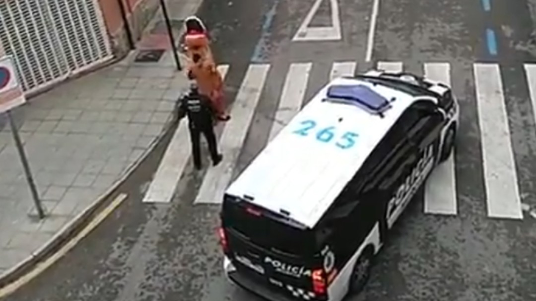 Va a tirar la basura disfrazado de dinosaurio y la Policía le para en pleno estado de alarma