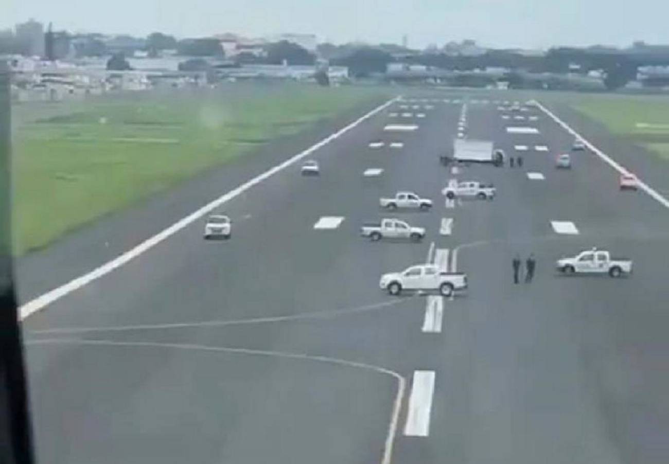 Coches En La Pista Para Evitar El Aterrizaje De Un Avion De Iberia En El Aeropuerto Ecuatoriano De Guayaquil Internacional Cadena Ser Book online, pay at the hotel. el aeropuerto ecuatoriano de guayaquil