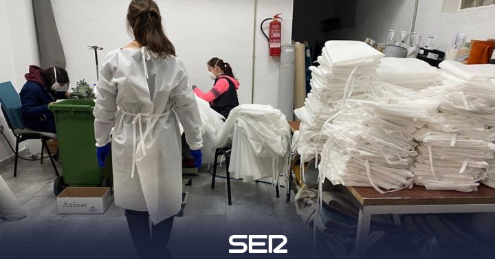 From upholsterers of sofas to creators of disposable gowns in Fuenlabrada |  SER Madrid South |  Hour 14 Madrid South