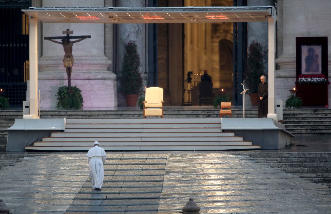 El papa bendice al mundo en soledad por el coronavirus | Internacional |  Cadena SER