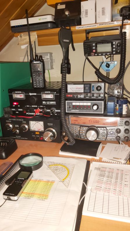 Imagen de una radio para emitir desde casa