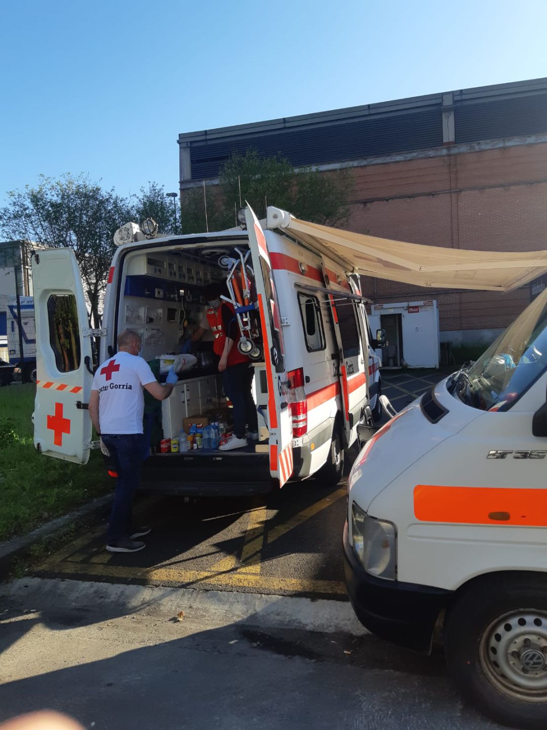 Cruz Roja de Irun, servirá bebida y dará apoyo a los transportistas para paliar las dificultades que tienen en sus rutas, en un espacio habilitado en la calle Europa de Zaisa.