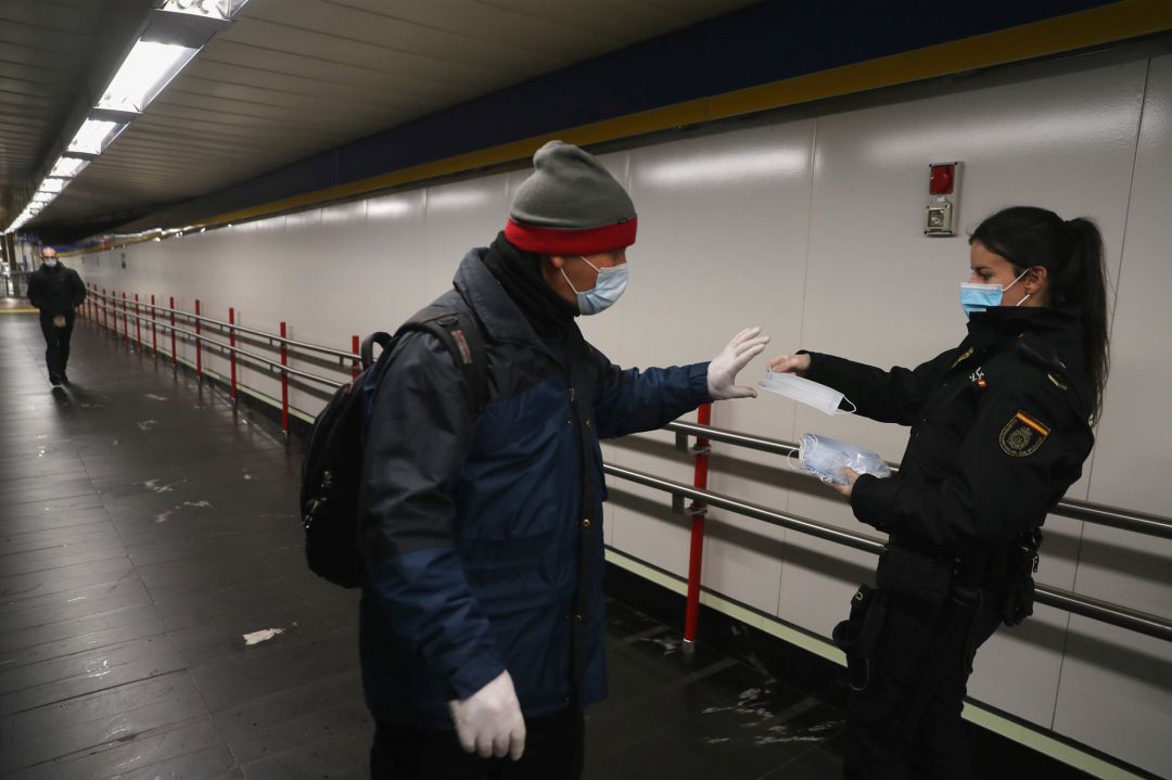 Coronavirus Vuelta Al Trabajo Con Mas Seguridad Y Mascarillas En El Transporte Publico Sociedad Cadena Ser