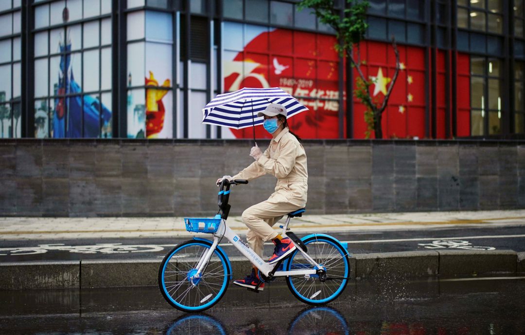Una mujer sale a dar un paseo en bicicleta tras el fin del confinamiento en Wuhan.
