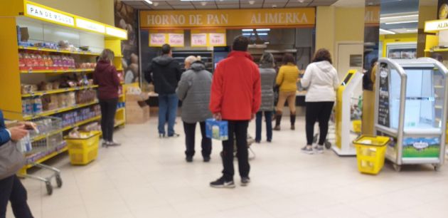 Gente en un supermercado coincidiendo con el decreto del Estado de Alarma por el coronavirus.