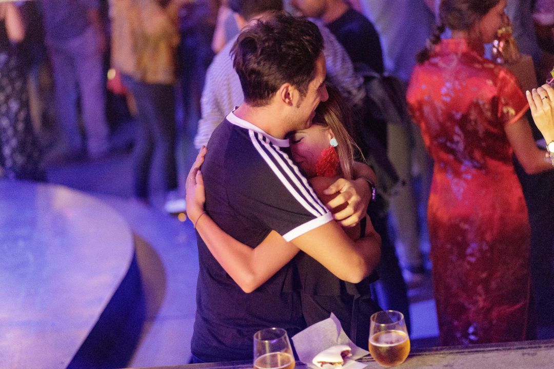 Una pareja se abraza durante una cita