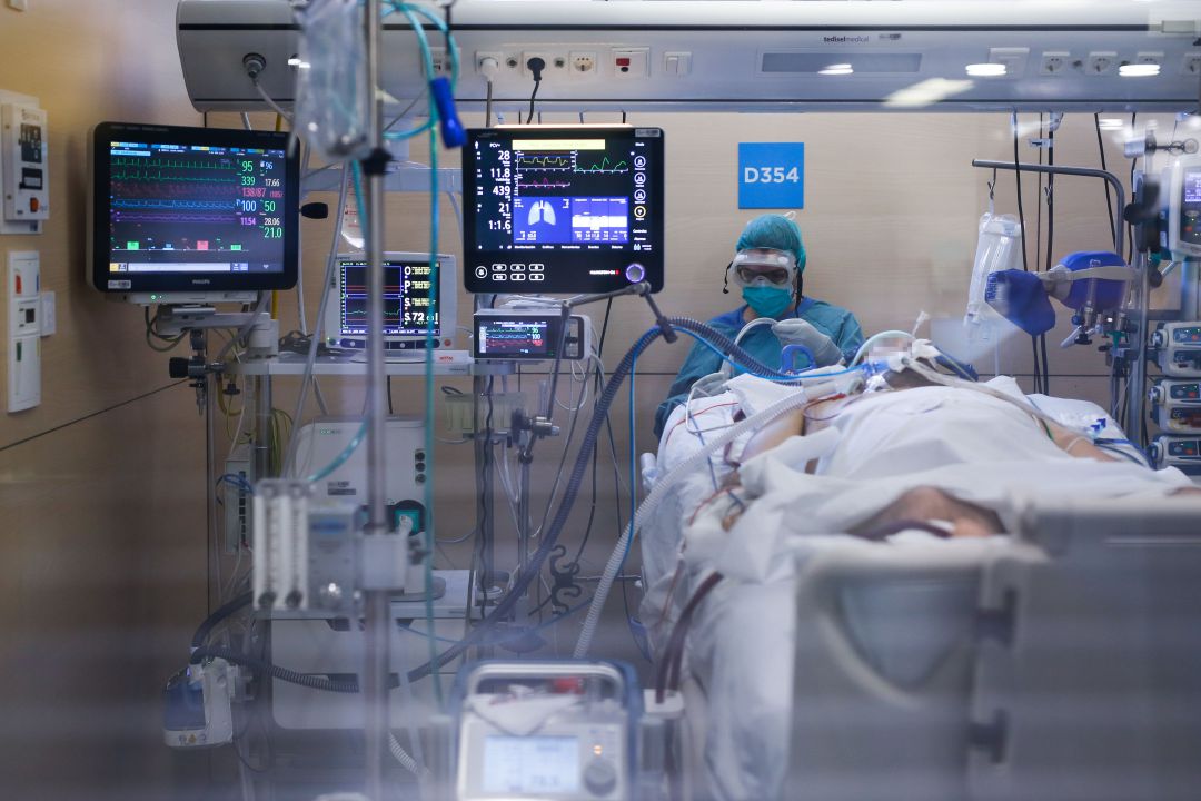 Imagen de un paciente en una UCI de un hospital de Barcelona