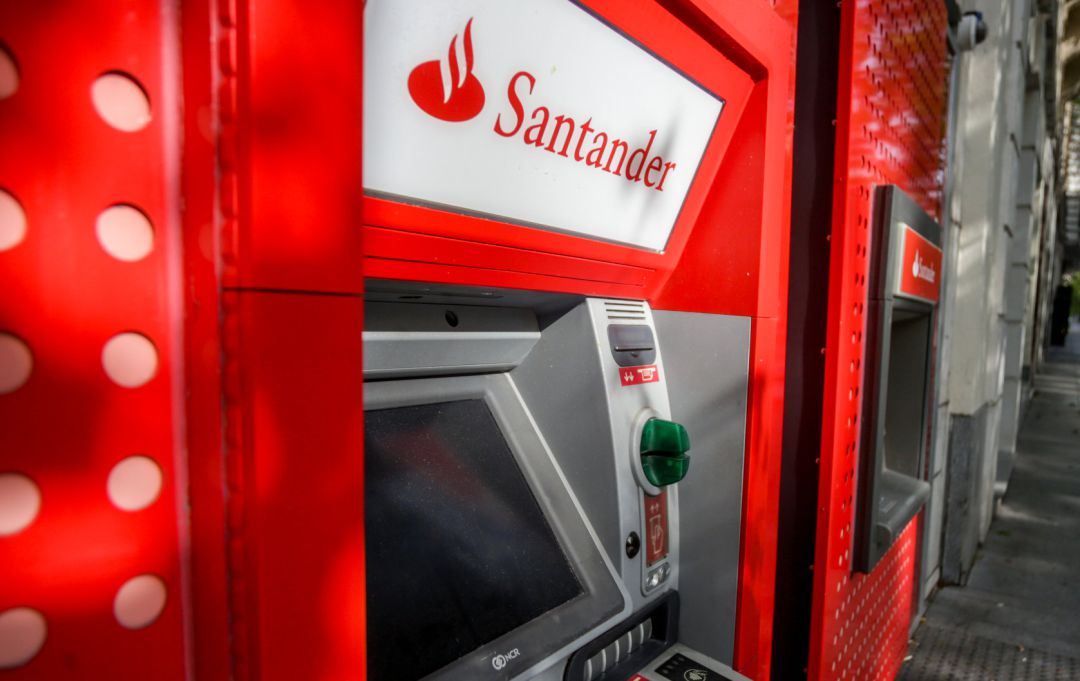 Un cajero de Banco Santander. Un cajero de Banco Santander.