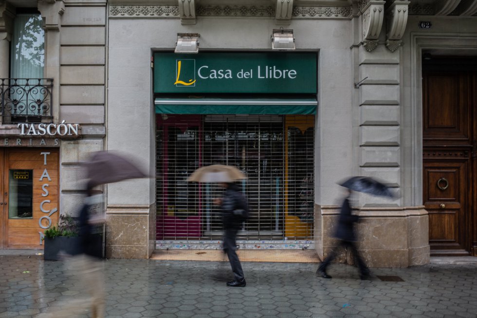 Fachada de una librería de la Casa del Libro cerrada por la pandemia del COVID-19. Fachada de una librería de la Casa del Libro cerrada por la pandemia del COVID-19.