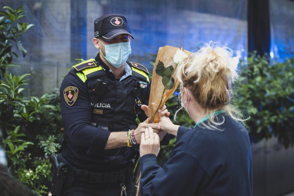 Sanitarios del hospital Clinic reciben una flor en el día de Sant Jordi. Sanitarios del hospital Clinic reciben una flor en el día de Sant Jordi.