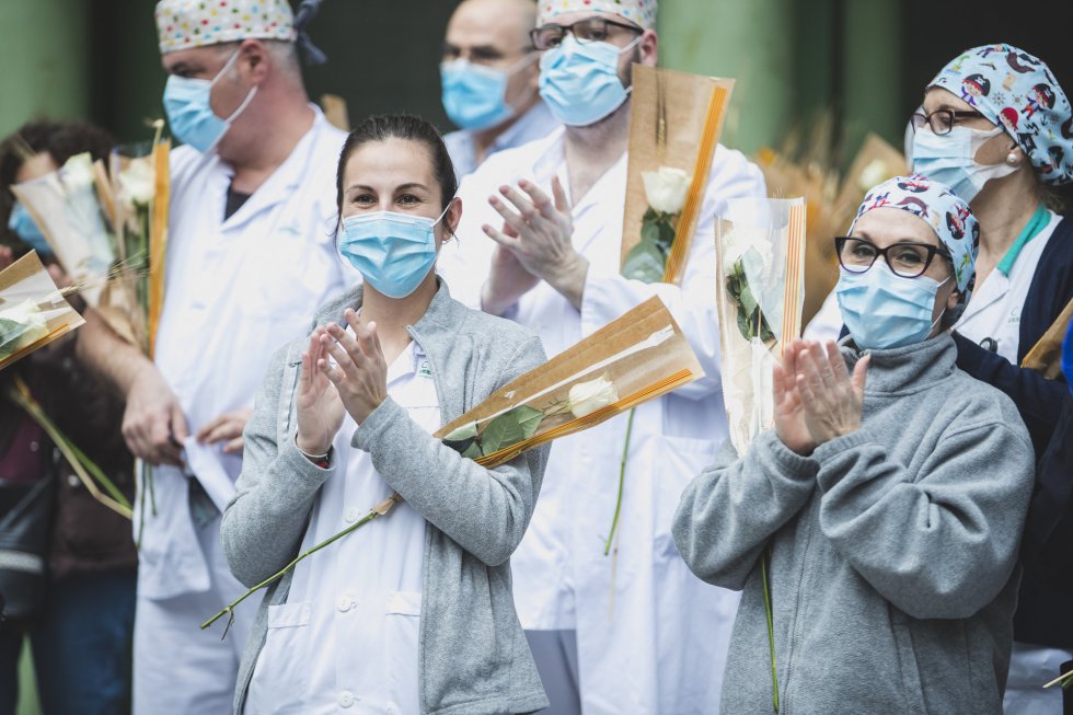 Los sanitarios del Hospital Clinic de Barcelona aplauden el gesto de la guardia Urbana. Los sanitarios del Hospital Clinic de Barcelona aplauden el gesto de la guardia Urbana.