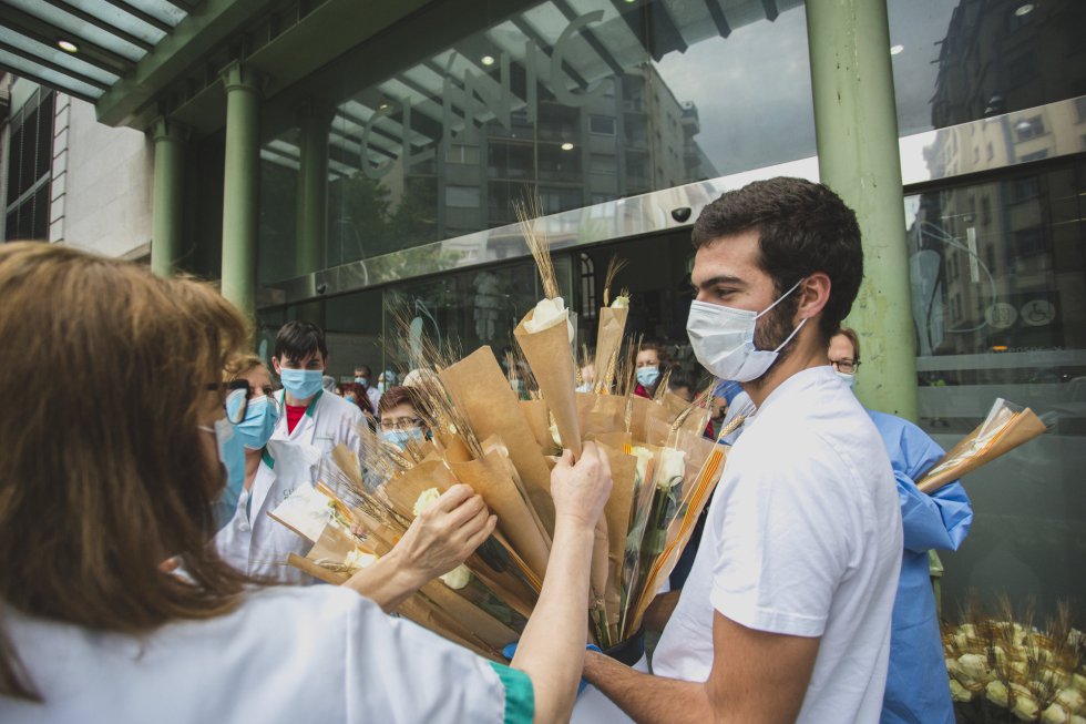 La empresa La Rosa ha repartido cientos de rosas por Sant Jordi entre los trabajadores sanitarios. La empresa La Rosa ha repartido cientos de rosas por Sant Jordi entre los trabajadores sanitarios.