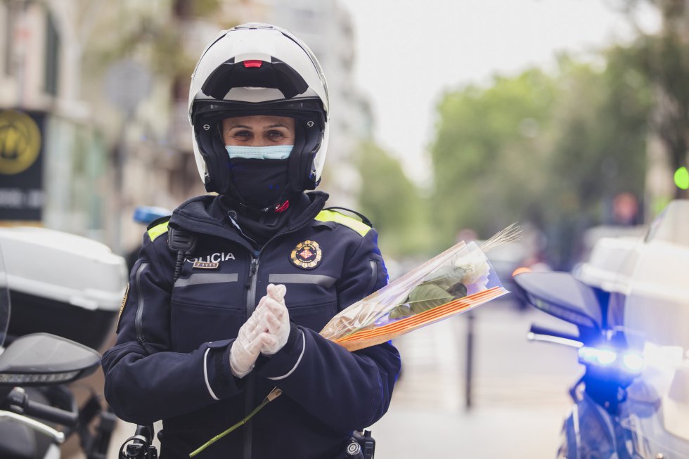 Una guardia urbana de Barcelona aplaude a los sanitarios del Clinic. Una guardia urbana de Barcelona aplaude a los sanitarios del Clinic.