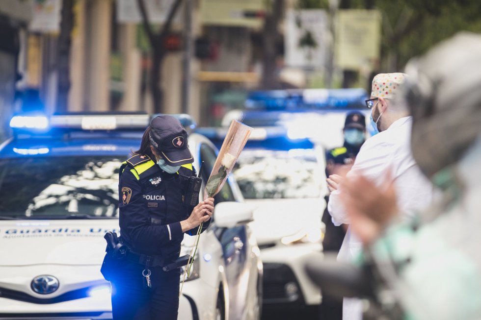 Rosas para la policía y los sanitarios. Rosas para la policía y los sanitarios.