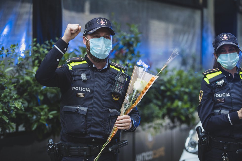 Gesto de fuerza y ánimo en el día de Sant Jordi. Gesto de fuerza y ánimo en el día de Sant Jordi.