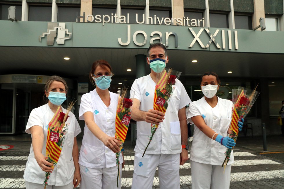 Cuatro profesionales sanitarios del Joan XXIII de Tarragona con su rosa de Sant Jordi. Cuatro profesionales sanitarios del Joan XXIII de Tarragona con su rosa de Sant Jordi.