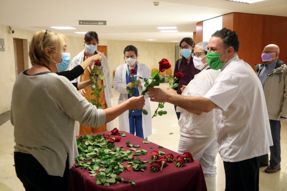 Varios trabajadores del Hospital de Bellvitge recogen su rosa de San Jordi. Varios trabajadores del Hospital de Bellvitge recogen su rosa de San Jordi.