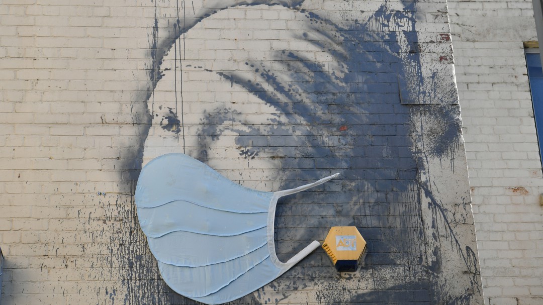 Destrozan Con Un Grafiti Obsceno La Ultima Obra De Banksy En