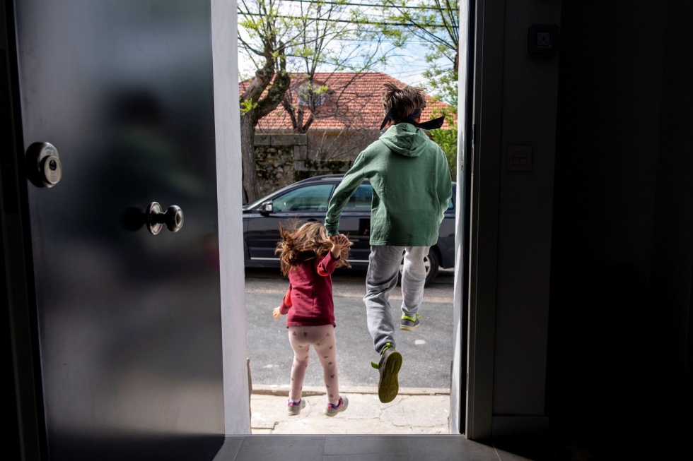 Dos hermanos de 8 y 5 años salen de su casa este domingo en el que se cumplen 43 días de confinamiento y en el que más de seis millones de niños menores de 14 años ya pueden salir a la calle una hora al día. Dos hermanos de 8 y 5 años salen de su casa este domingo en el que se cumplen 43 días de confinamiento y en el que más de seis millones de niños menores de 14 años ya pueden salir a la calle una hora al día.