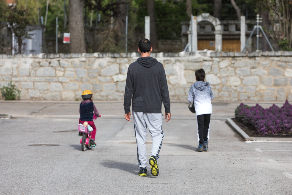 Un padre junto a su hijo y su hija pasean con bicicleta y patinete por Madrid. Un padre junto a su hijo y su hija pasean con bicicleta y patinete por Madrid.