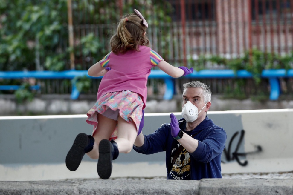 También en Madrid, otra pequeña juega con su padre en la calle tras 43 días en casa. Ambos llevan guantes de látex. También en Madrid, otra pequeña juega con su padre en la calle tras 43 días en casa. Ambos llevan guantes de látex.