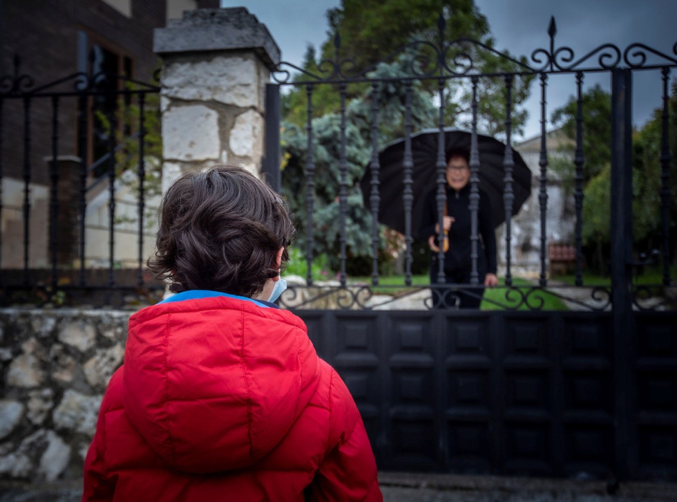 Algunos pequeños aprovechan su salida para hablar desde lejos con sus vecinos como este niño de Aranda de Duero (Burgos). Algunos pequeños aprovechan su salida para hablar desde lejos con sus vecinos como este niño de Aranda de Duero (Burgos).