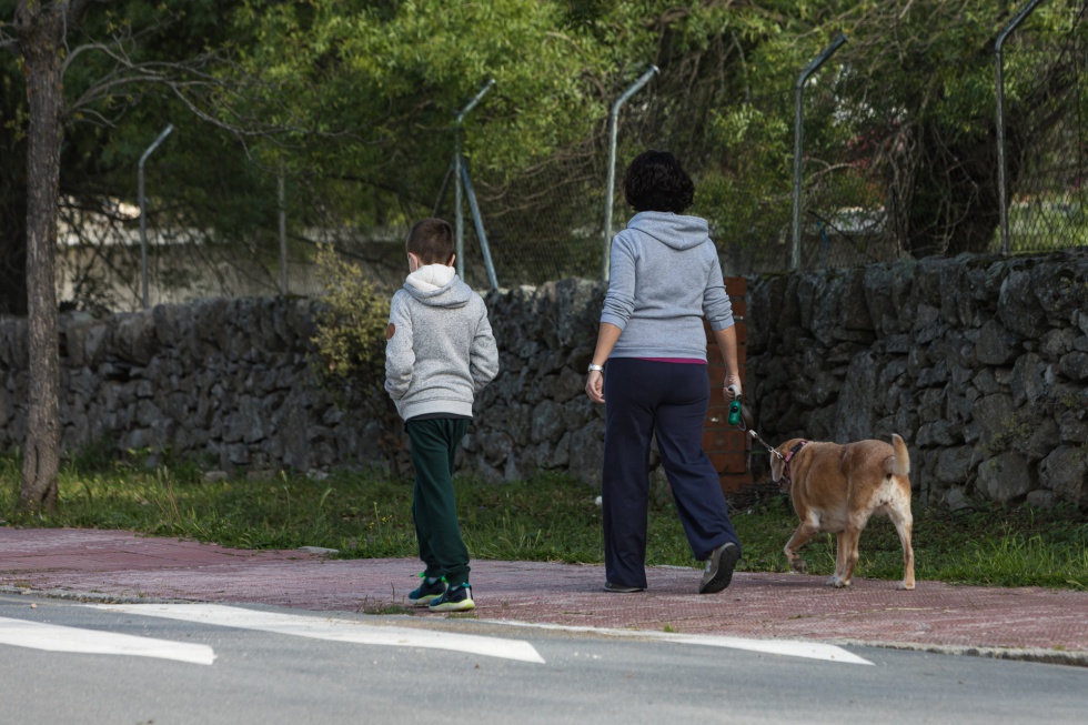 Pasear al perro también es otra opción para dar el primer paseo junto a un adulto, como hace este pequeño que, junto a su madre, pasean a su mascota por una calle de Madrid. Pasear al perro también es otra opción para dar el primer paseo junto a un adulto, como hace este pequeño que, junto a su madre, pasean a su mascota por una calle de Madrid.